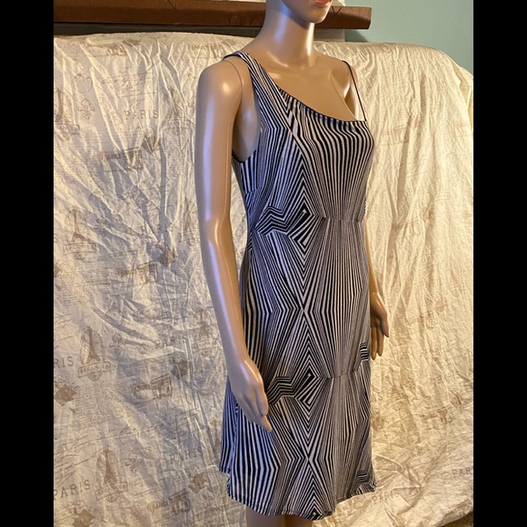 Women’s Dress - Picture 2 of 3